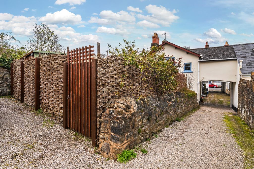 Property photo 3 of 18 Driveway