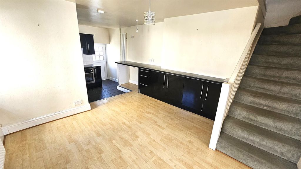 Property photo 3 of 13 Further Kitchen.Jpg