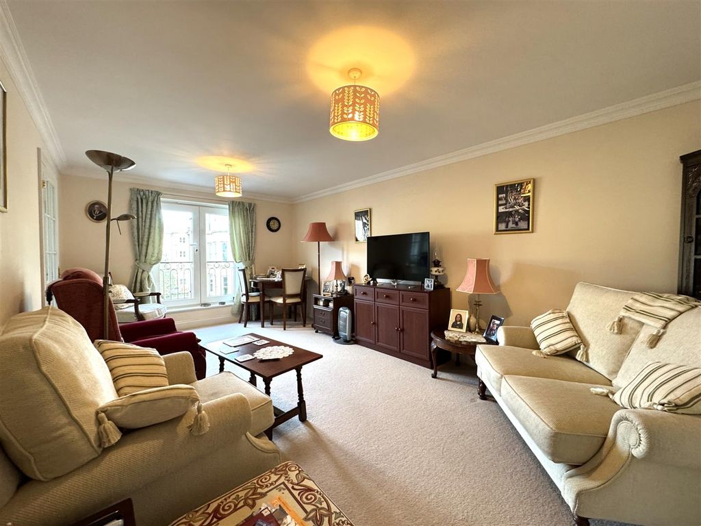 Property photo 3 of 16 Lounge