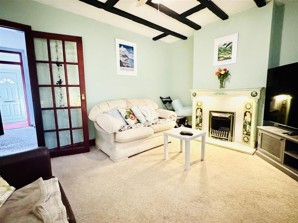 Property photo 2 of 15 Lounge: