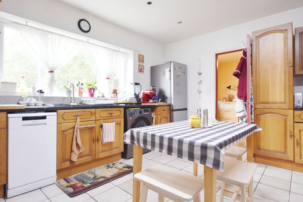 Property photo 3 of 23 Kitchen