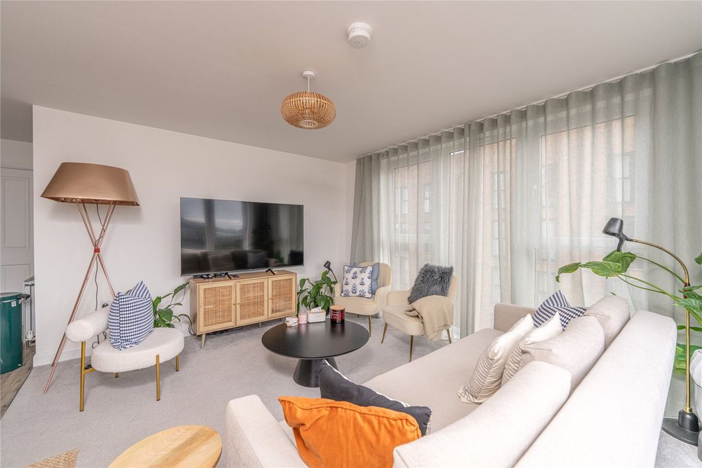 Property photo 3 of 17 Lounge/Kitchen Alt