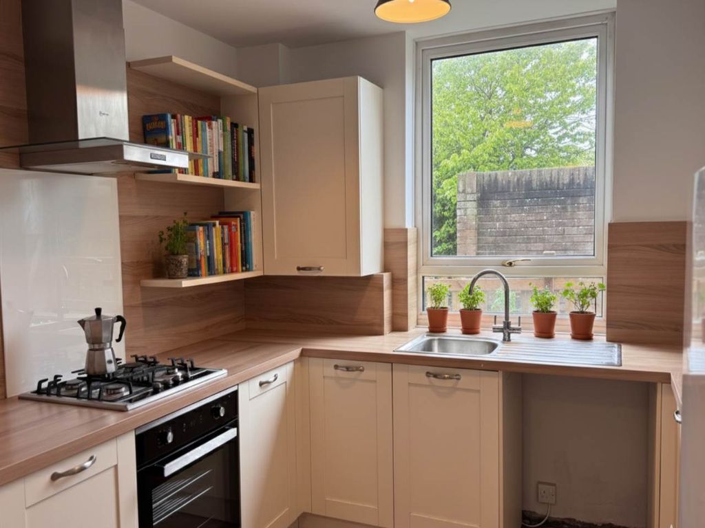 Property photo 3 of 7 Kitchen