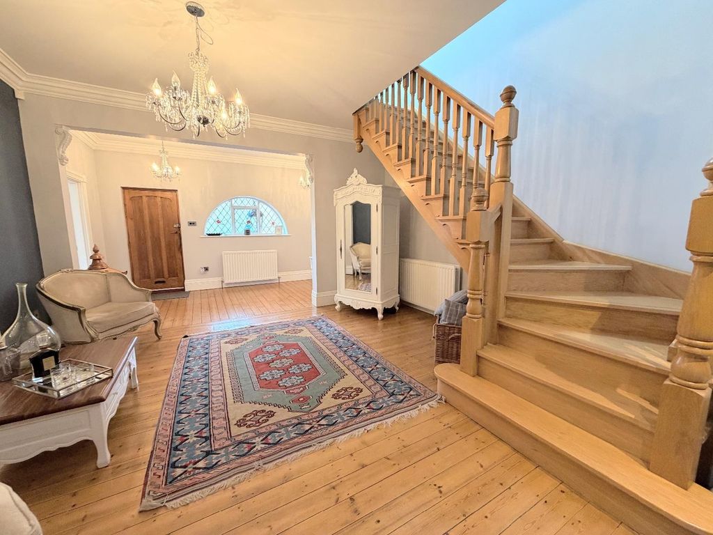 Property photo 2 of 25 Entrance Hallway