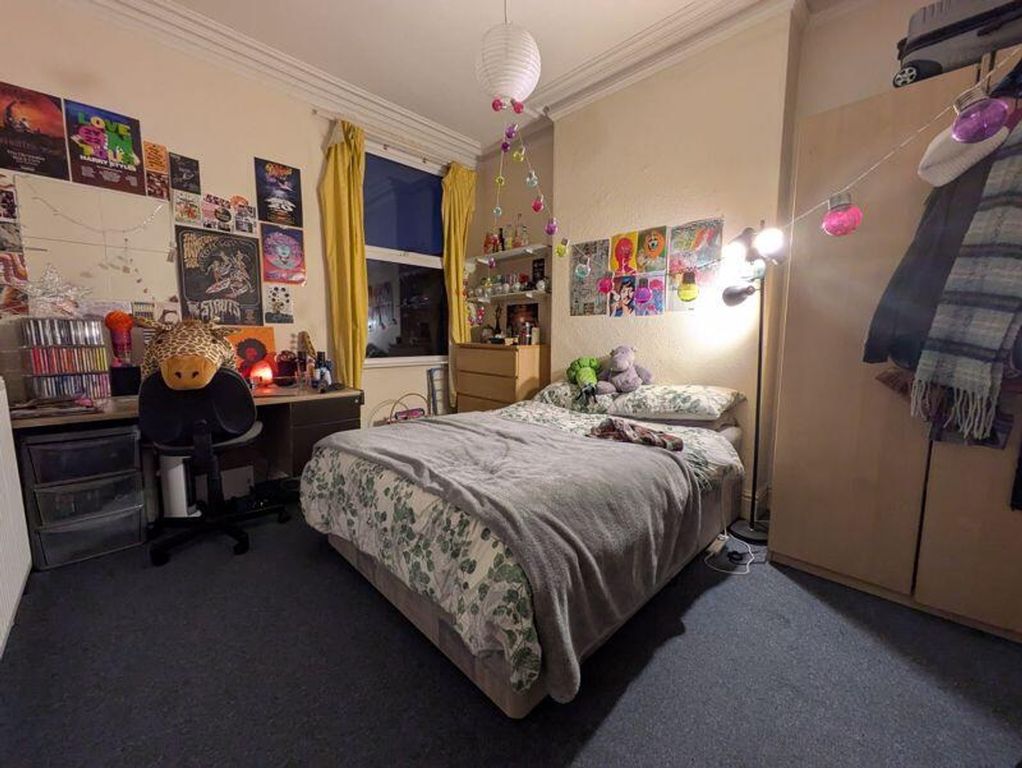 Property photo 2 of 14 A Cozy And Inviting Double Bedroom Featuring Brigh...