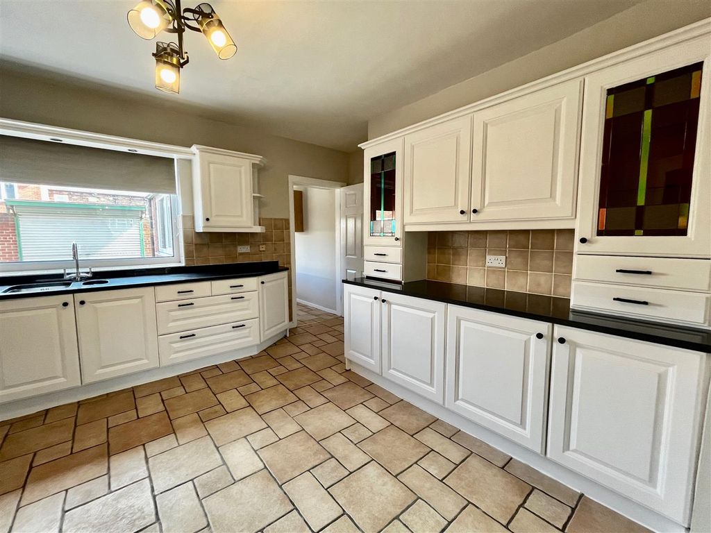 Property photo 3 of 19 Kitchen