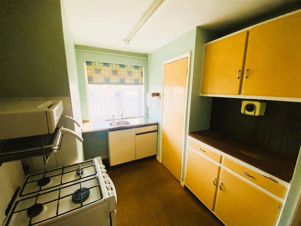 Property photo 3 of 6 Kitchen