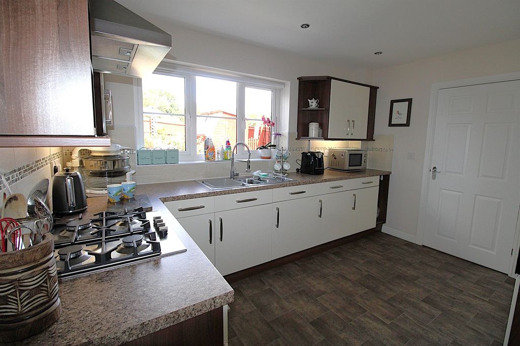 Property photo 2 of 31 Kitchen