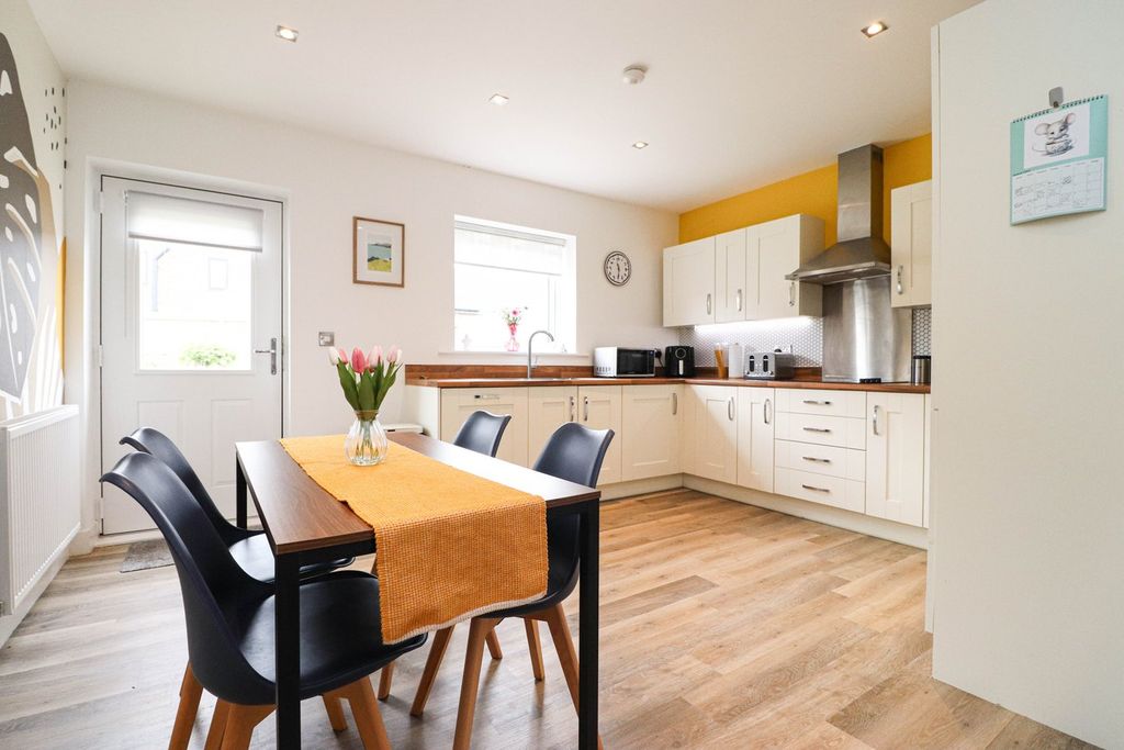 Property photo 2 of 19 Dining Kitchen