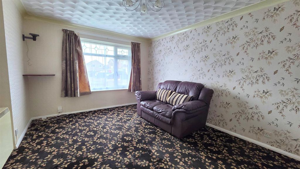 Property photo 2 of 17 Lounge