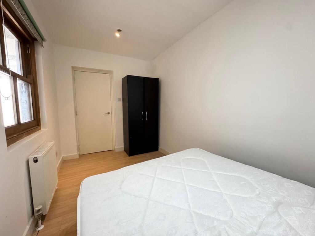 Property photo 3 of 6 Bedroom