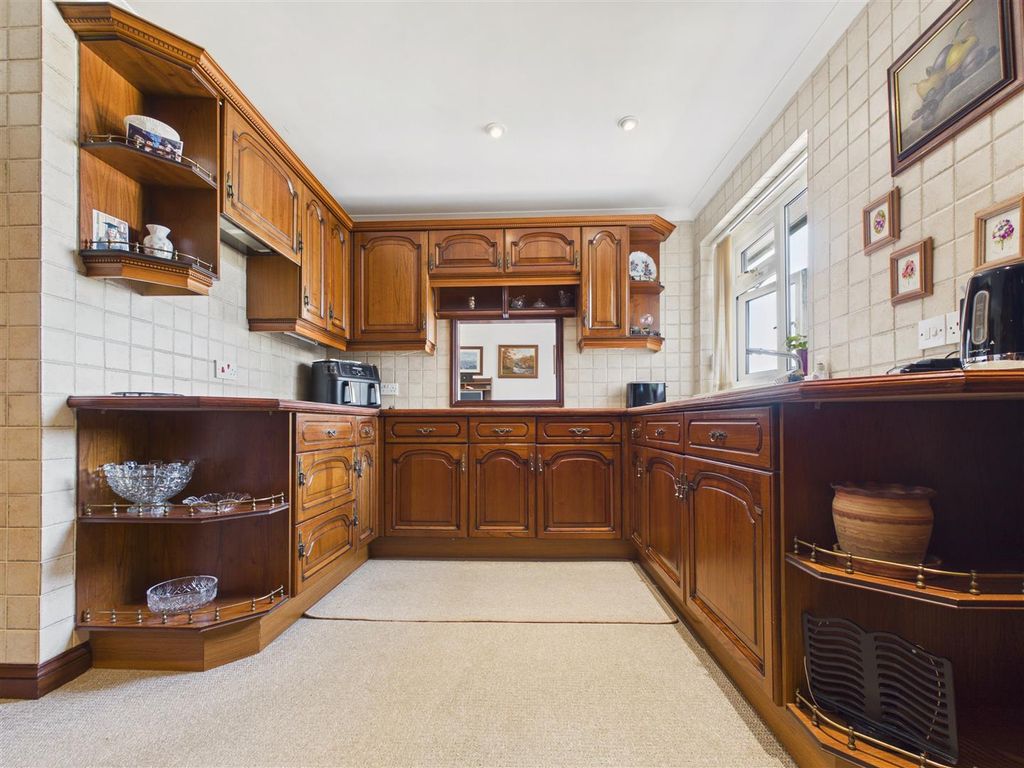 Property photo 3 of 23 Kitchen