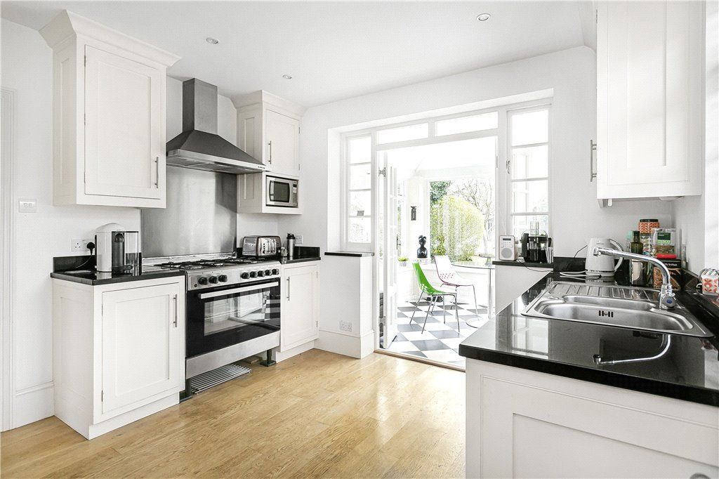 Property photo 3 of 17 Kitchen