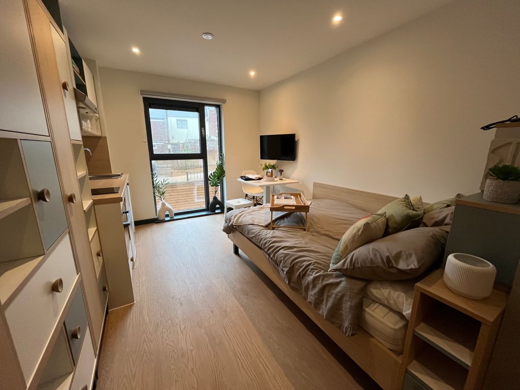 Property photo 1 of 9 Master Bedroom