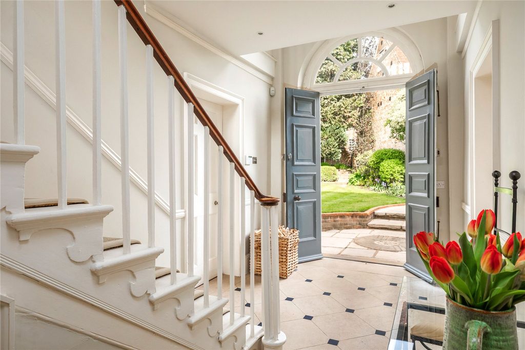 Property photo 3 of 18 Entrance Hall