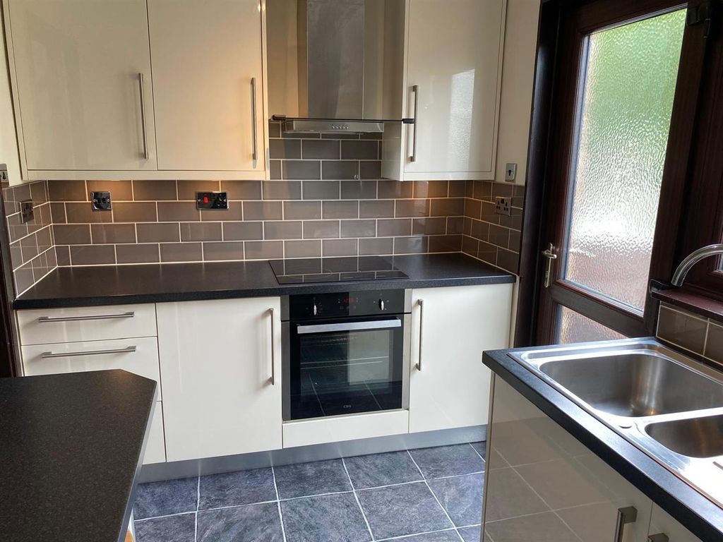 Property photo 2 of 11 Kitchen