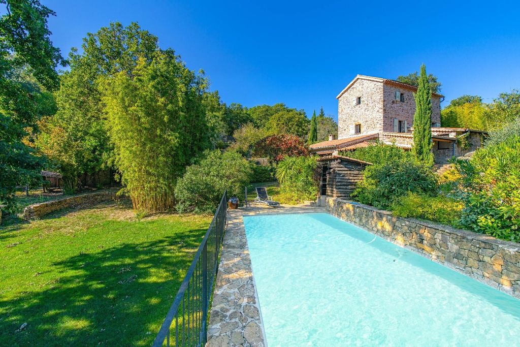 Property photo 1 of 34 Property In A Set Of Greenery With Swimming Pool On 334620M ² Of Land