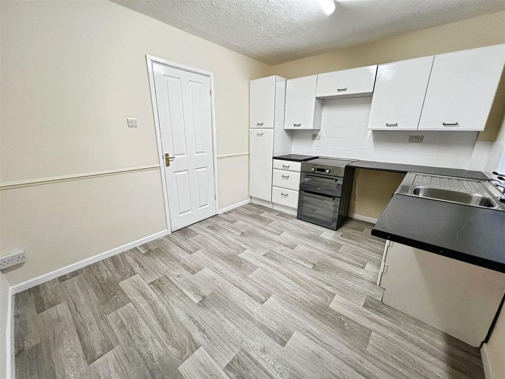 Property photo 2 of 11 Dining Kitchen