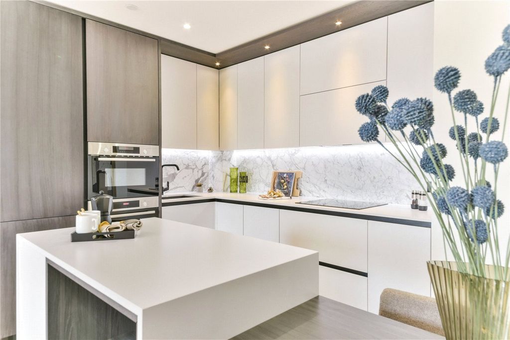 Property photo 2 of 9 32 Walton Clark Hous