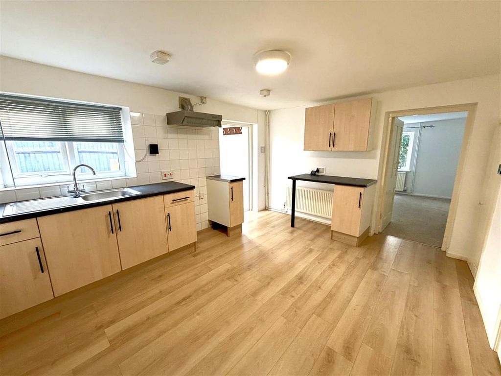 Property photo 2 of 10 Well Fitted Kitchen