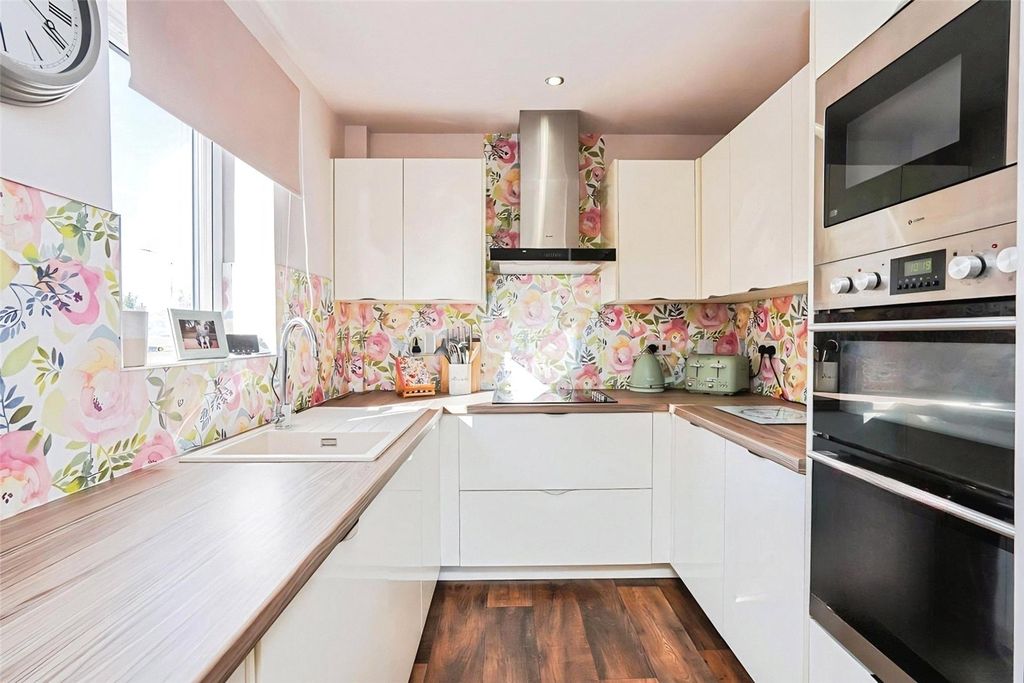 Property photo 3 of 18 Kitchen Area