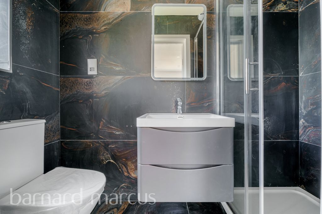 Property photo 2 of 9 En-Suite Bathroom