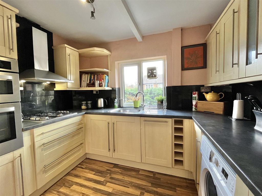 Property photo 3 of 10 Kitchen