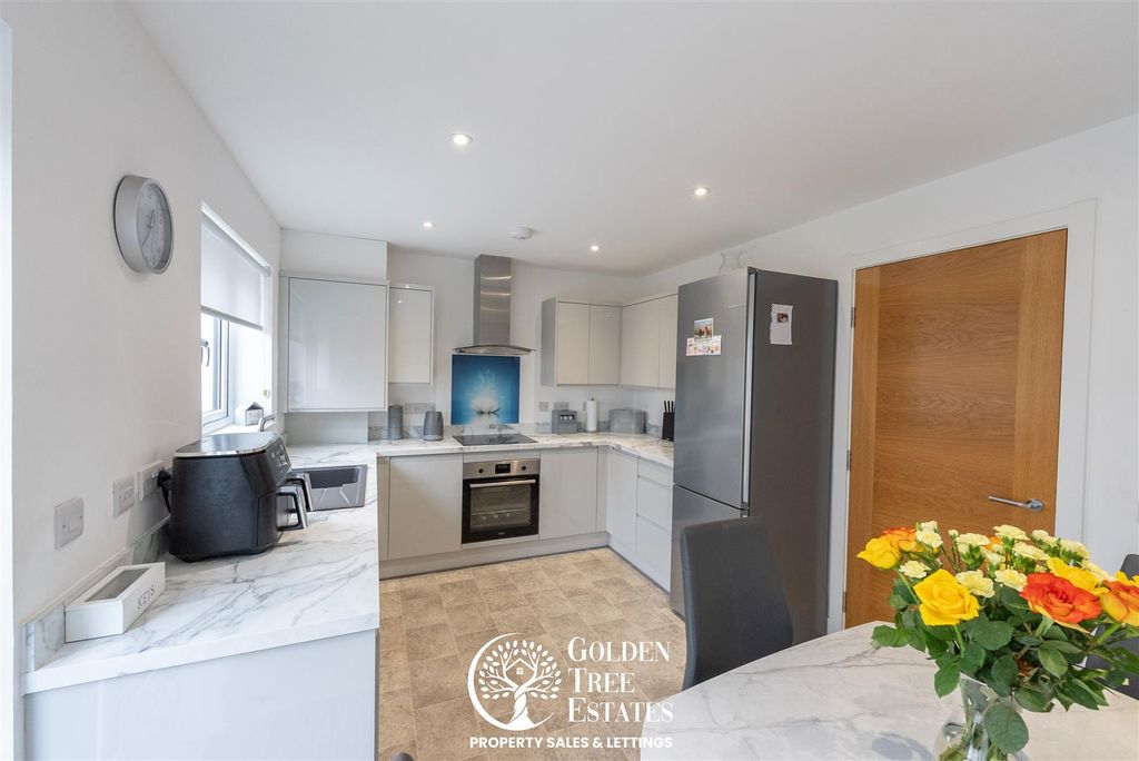 Property photo 3 of 40 Kitchen