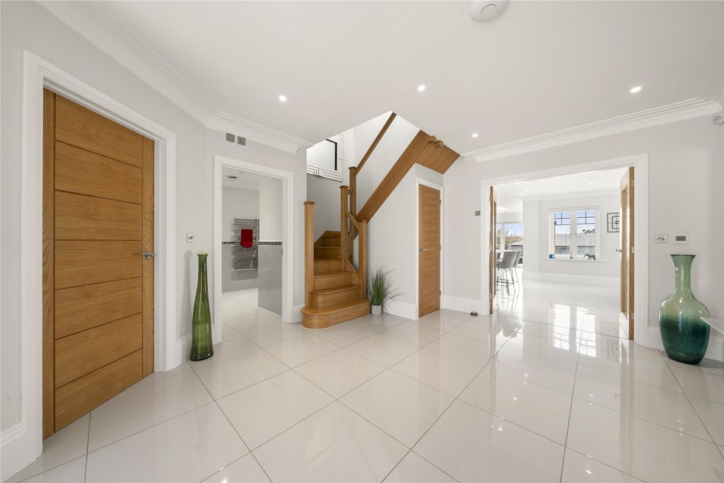 Property photo 3 of 20 Entrance Hall