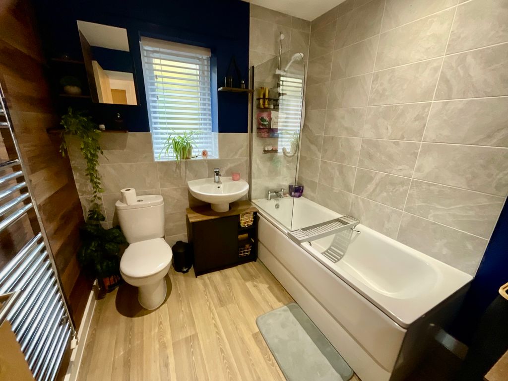 Property photo 3 of 18 Bathroom