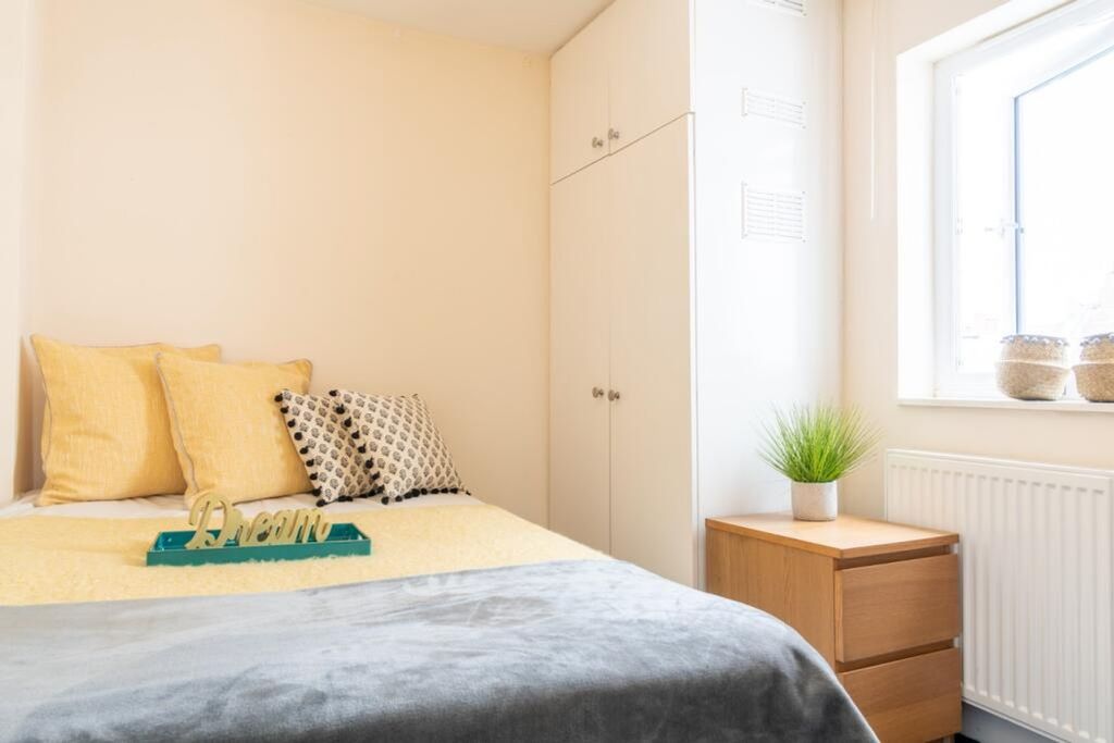 Property photo 2 of 11 A Cozy Double Bedroom Featuring A Comfortable Bed ...