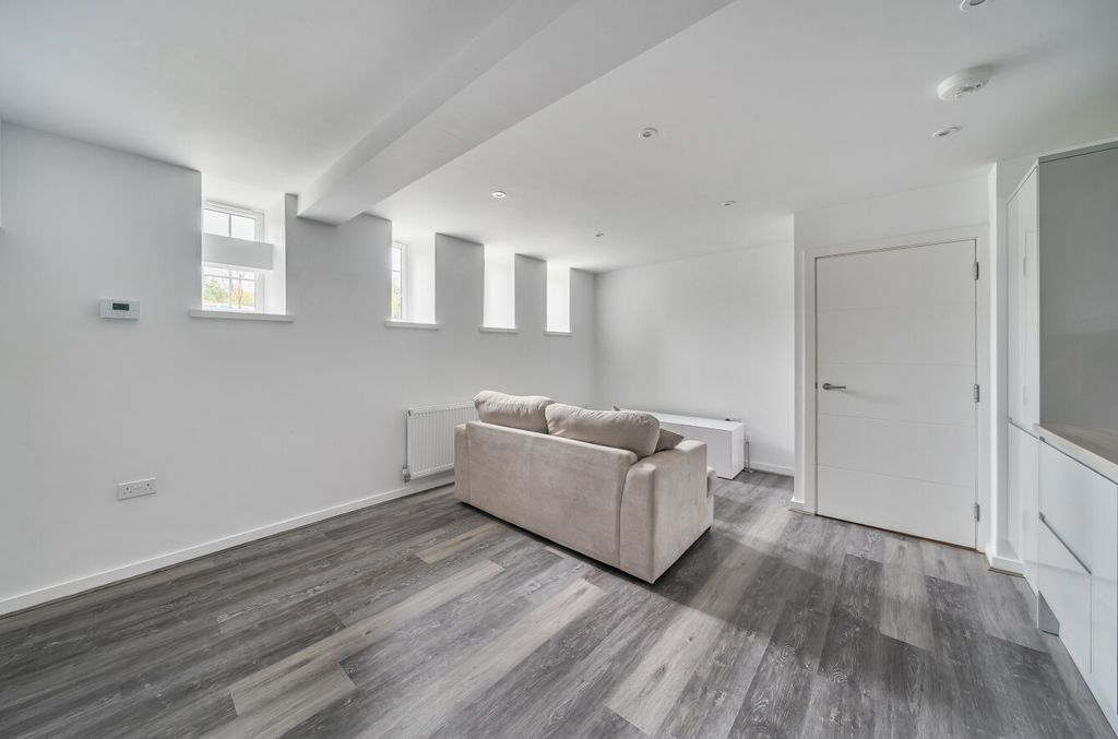 Property photo 3 of 13 1377068-10-690B68...