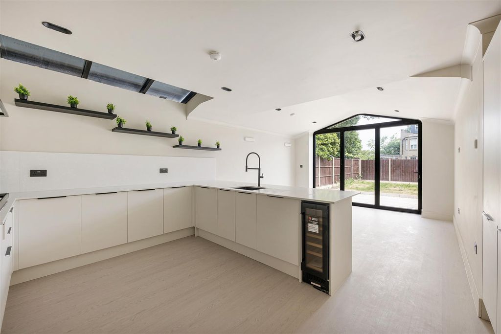 Property photo 2 of 22 Knighton Road, E7