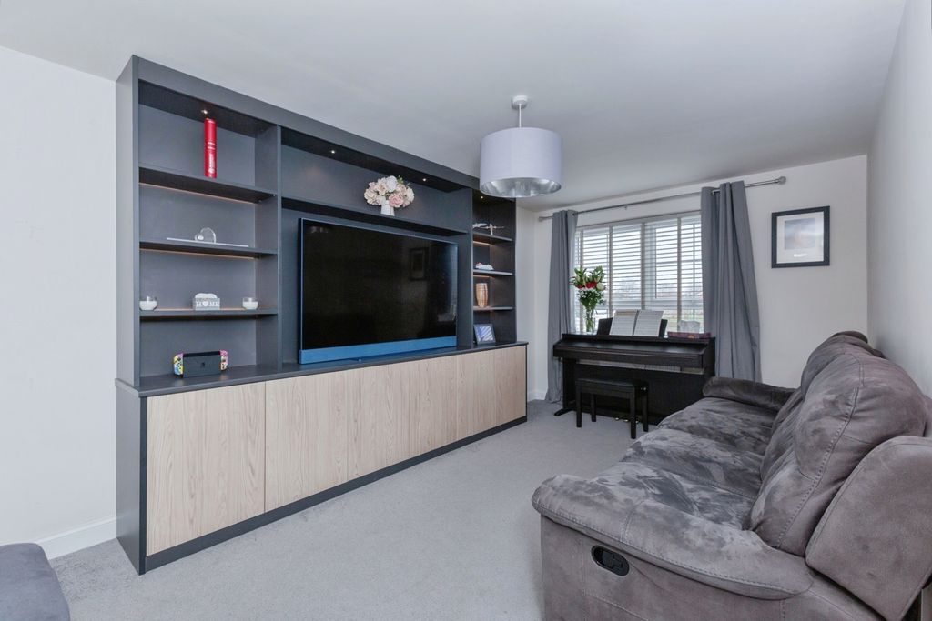 Property photo 2 of 17 Photo