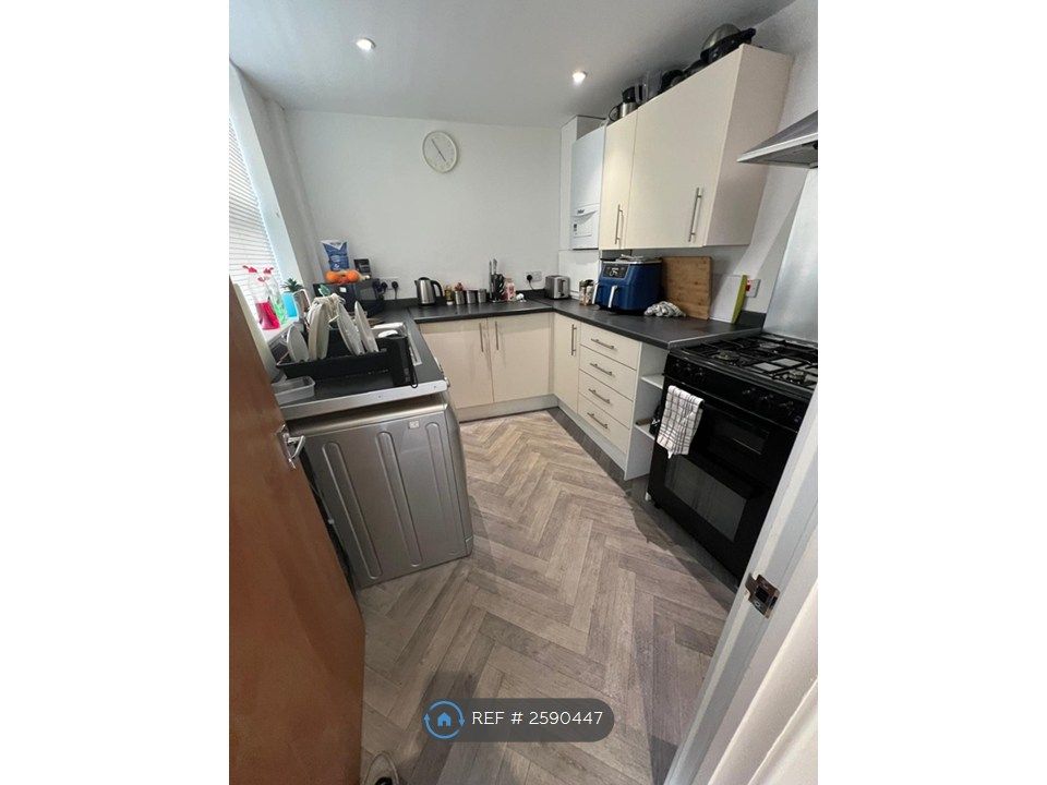Property photo 3 of 5 Shared Kitchen (New Photos To Come)
