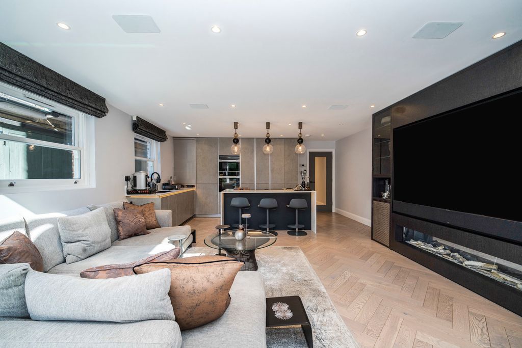 Property photo 3 of 20 Pbox-Img.Jpg