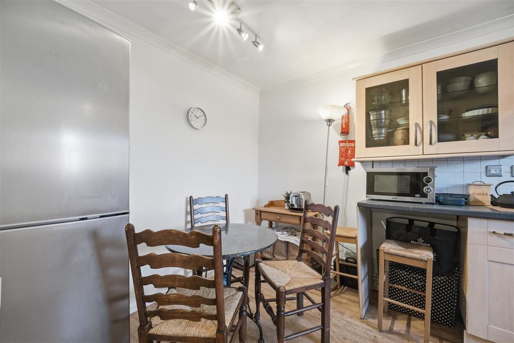 Property photo 3 of 14 76 Tennyson Dining.Jpg