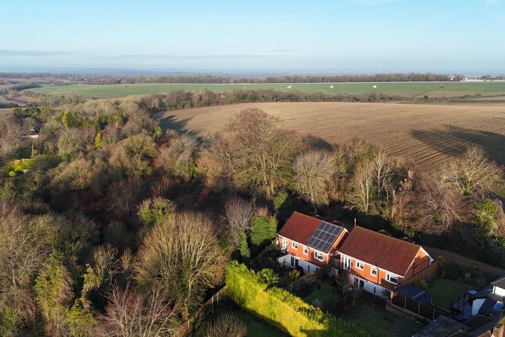 Property photo 1 of 26 Kingswood Road