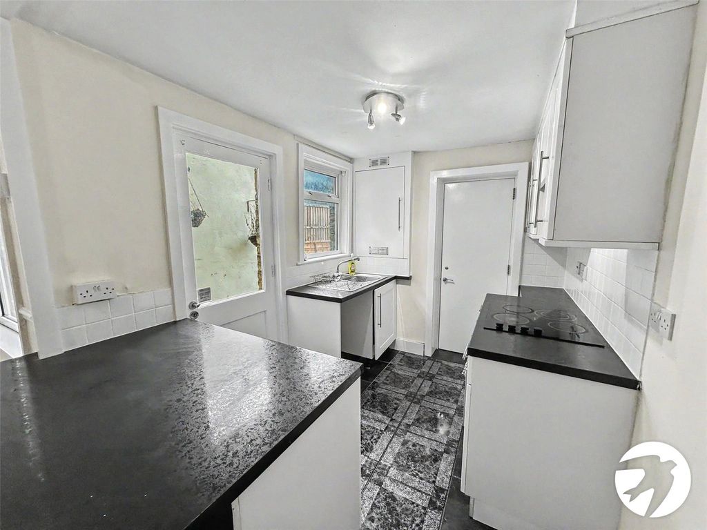 Property photo 3 of 11 Kitchen
