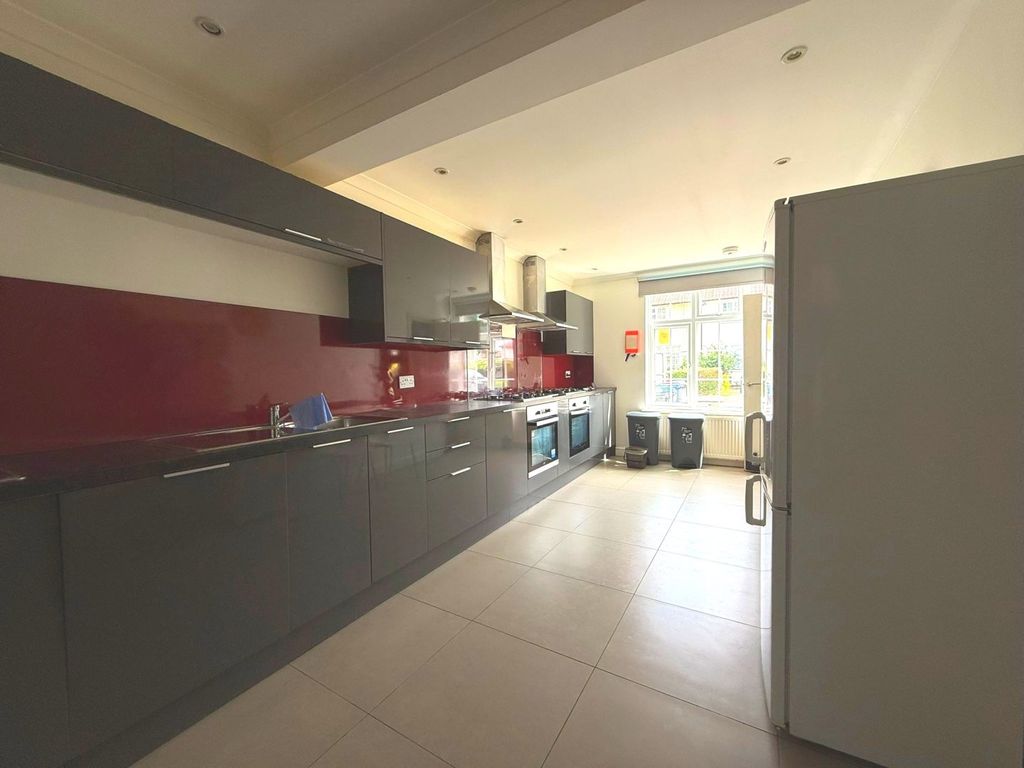 Property photo 2 of 31