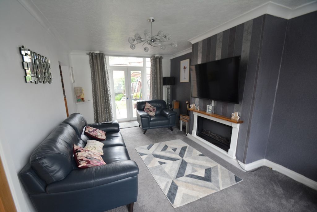 Property photo 2 of 16 Lounge