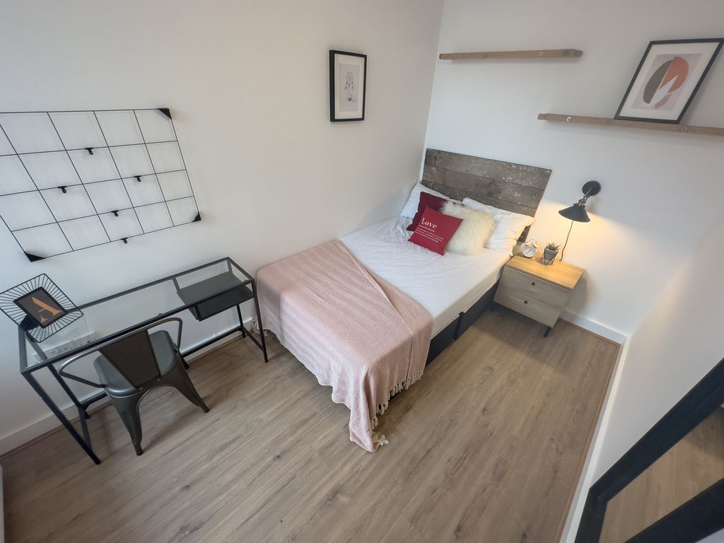 Property photo 3 of 12 195 Kensington3