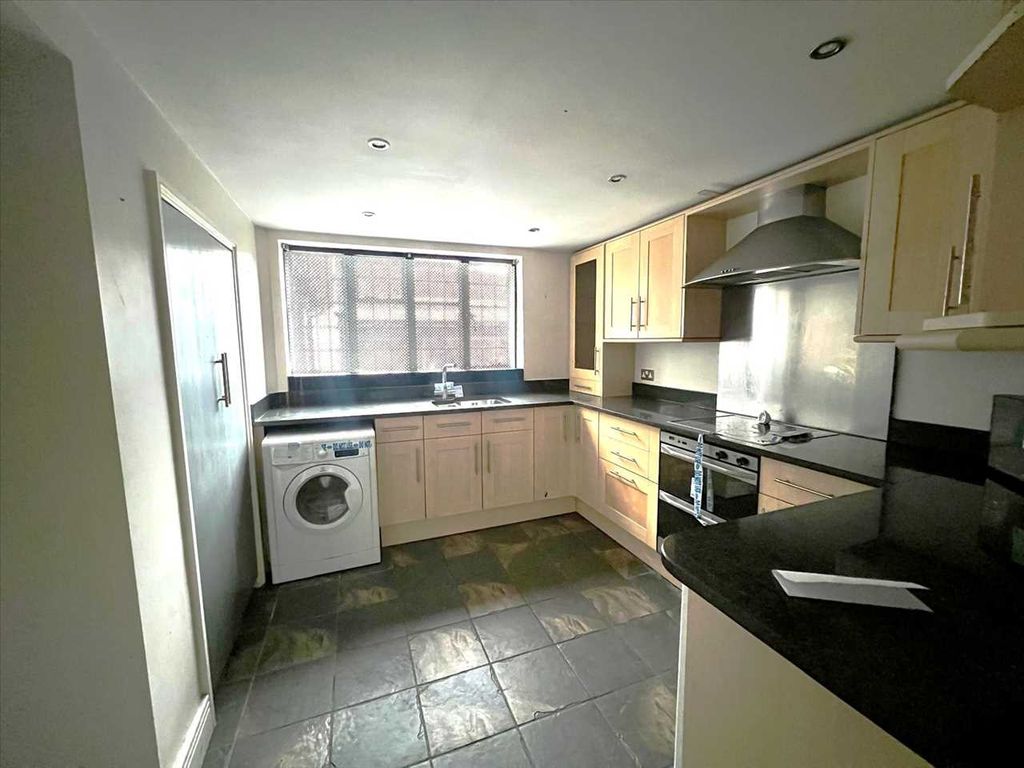 Property photo 3 of 10 Kitchen