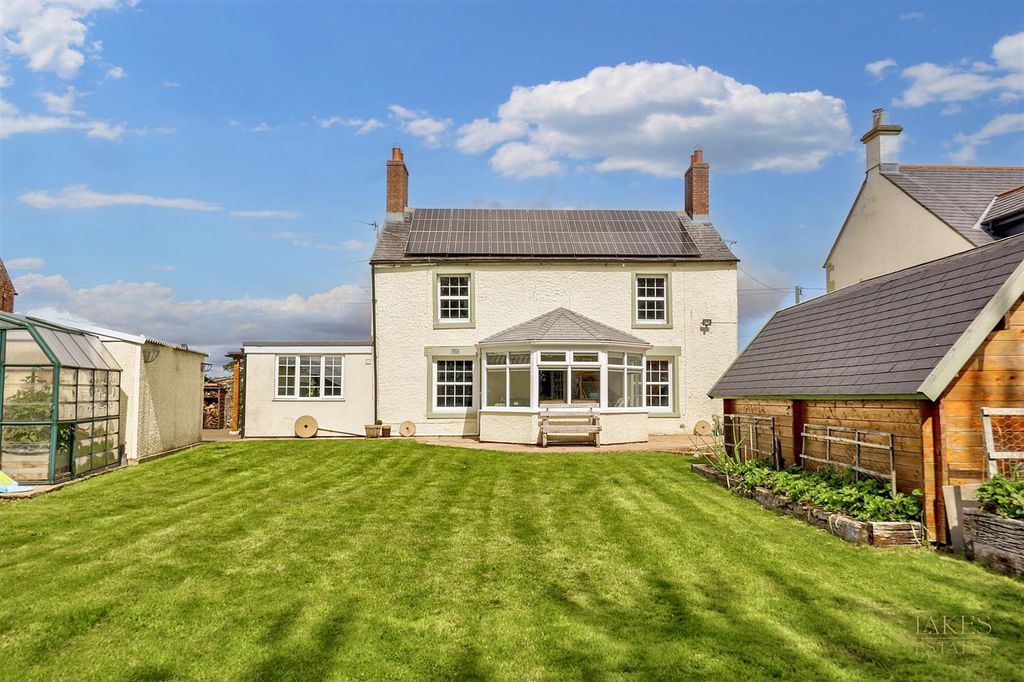 Property photo 1 of 40 The Poplars