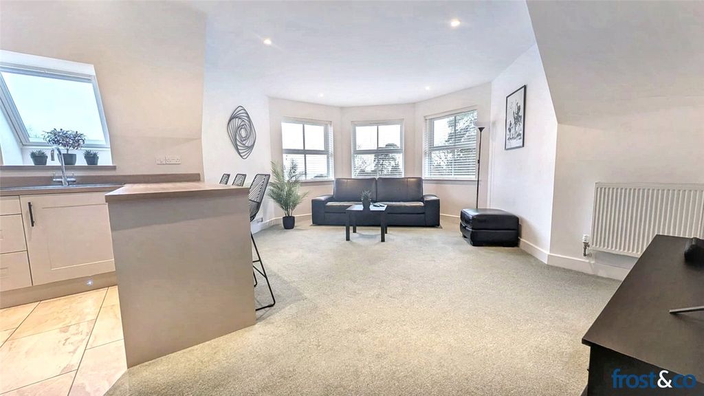 Property photo 3 of 17 Lounge
