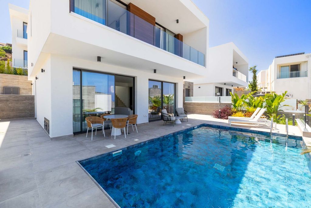 Property photo 1 of 28