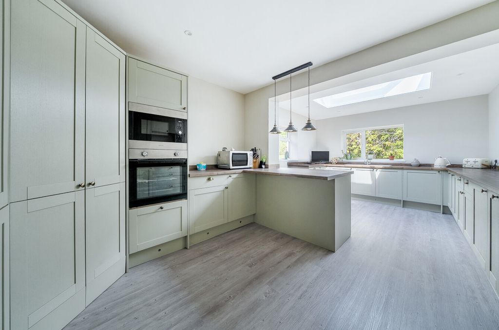 Property photo 3 of 11 Kitchen
