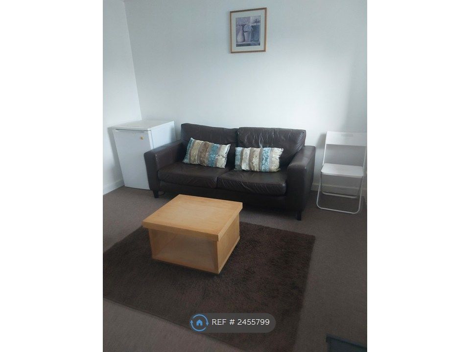 Property photo 2 of 6 Bed Sitting Area
