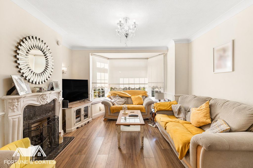 Property photo 3 of 24 Huxleyroad_26.Jpg