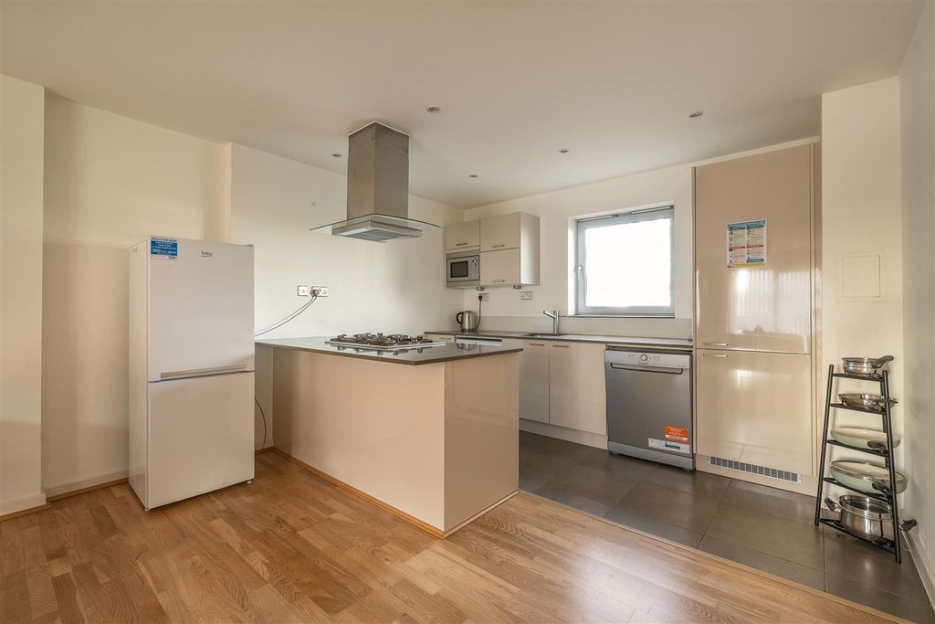 Property photo 3 of 24 Queen Mary Avenue, E18